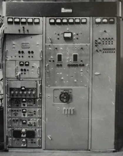 Передатчик 300 квт. Радиопередатчик 1966. Передатчик m. Кв передатчик вяз м2. Радиостанция кв стационарная "р-140м".
