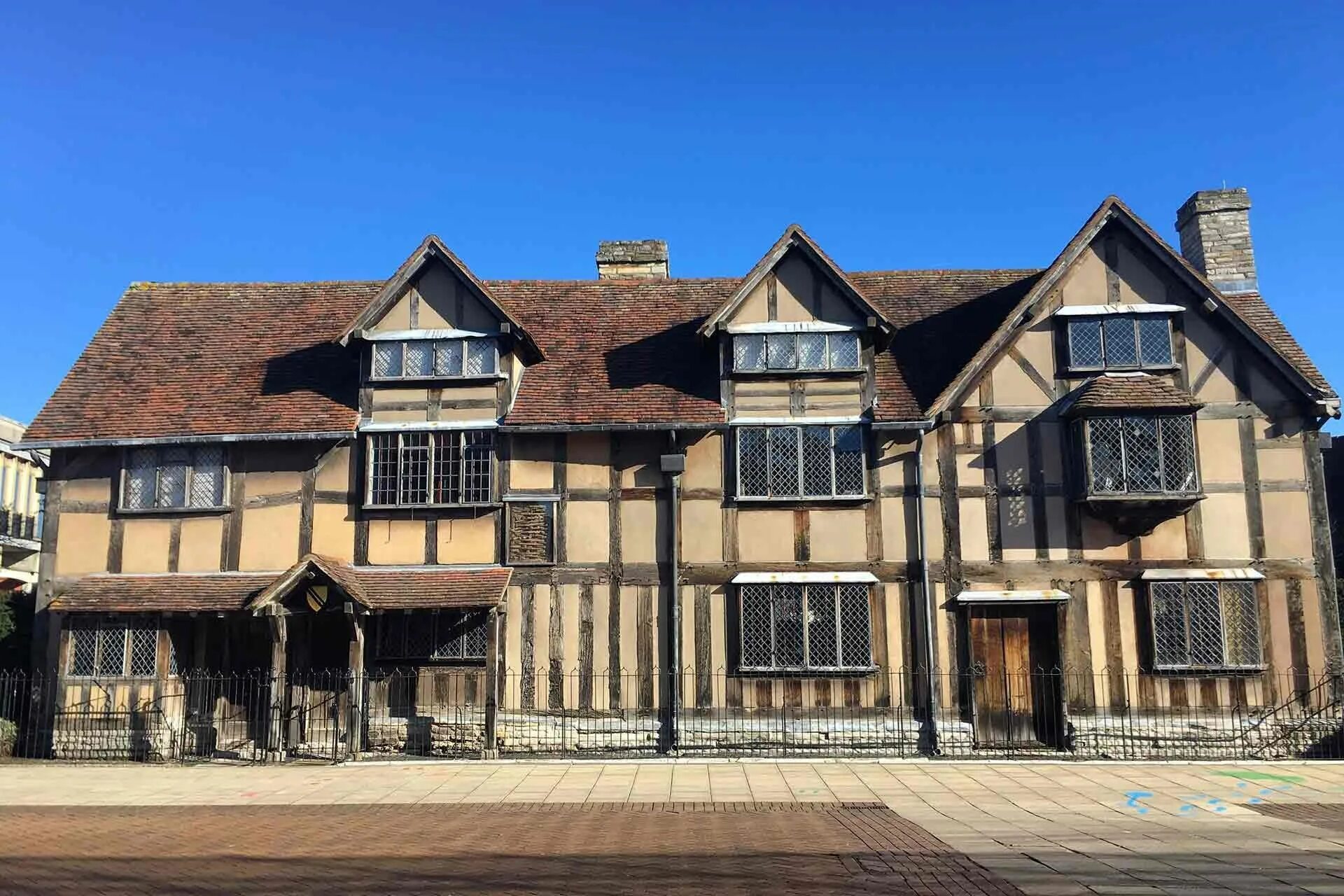 Stratford upon avon shakespeare. Уильям Шекспир Стратфорд. Стратфорд дом Шекспира. Дом-музей Шекспира Стратфорд на Эйвоне. Стратфорд-апон-эйвон Шекспир.