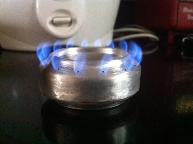 Горелка из консервной банки. Газовая горелка из банки. Спиртовая горелка примус. Горелка из консервной банки. Реактивная спиртовая горелка.