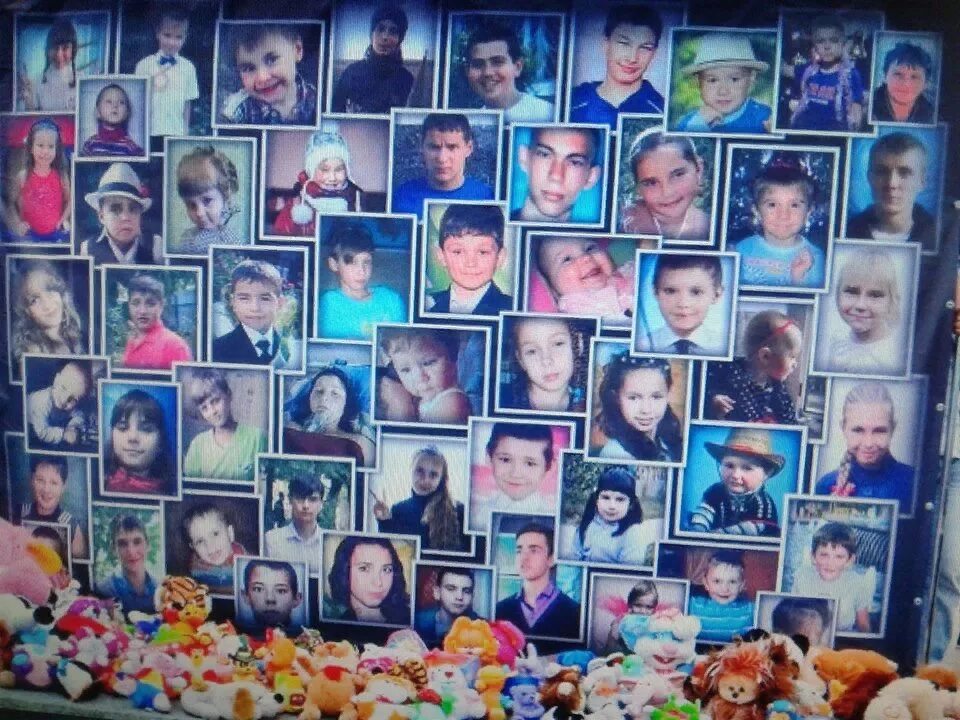 Родители и дети. Мама ушла в магазин дочка с отчимом. Демократия по американски демотиваторы. Демотиваторы про войну. Семья горбуновых октябрьский.