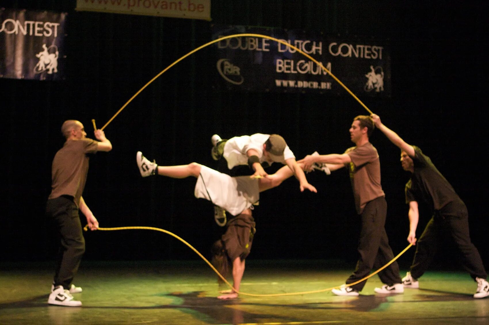 Где получить двойной прыжок. Скиппинг шоу. двойной прыжок. double dutch танец. синхронные танцы со скакалкой.