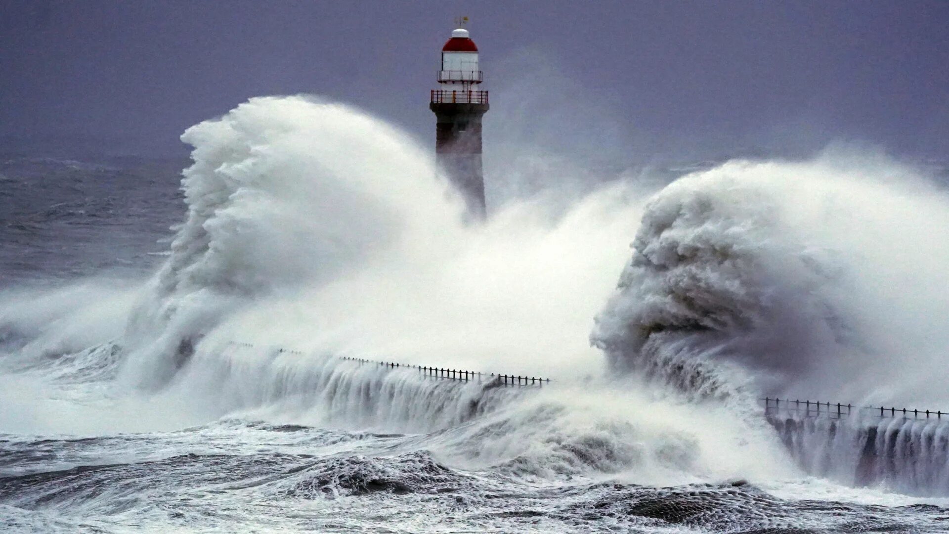 During storm. Шторм Юнис Великобритания. Самый сильный шторм на черном море. Шторм фото. Шторм в Британии.