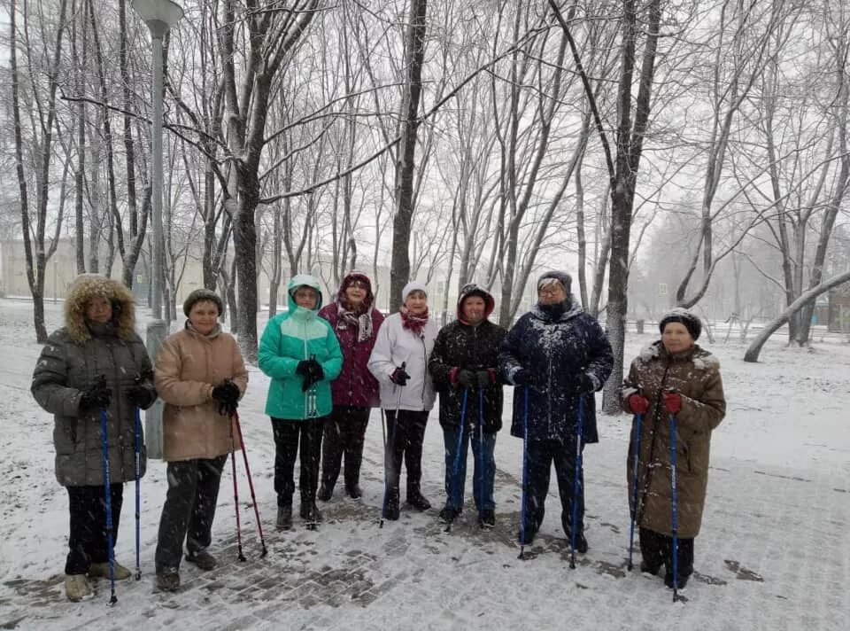 Погода район останкино. Скандинавская ходьба в парках Москвы. Скандинавская ходьба группа. Пенсионеры в Останкинском парке Москвы. Группа долголетие Москва Тушино.