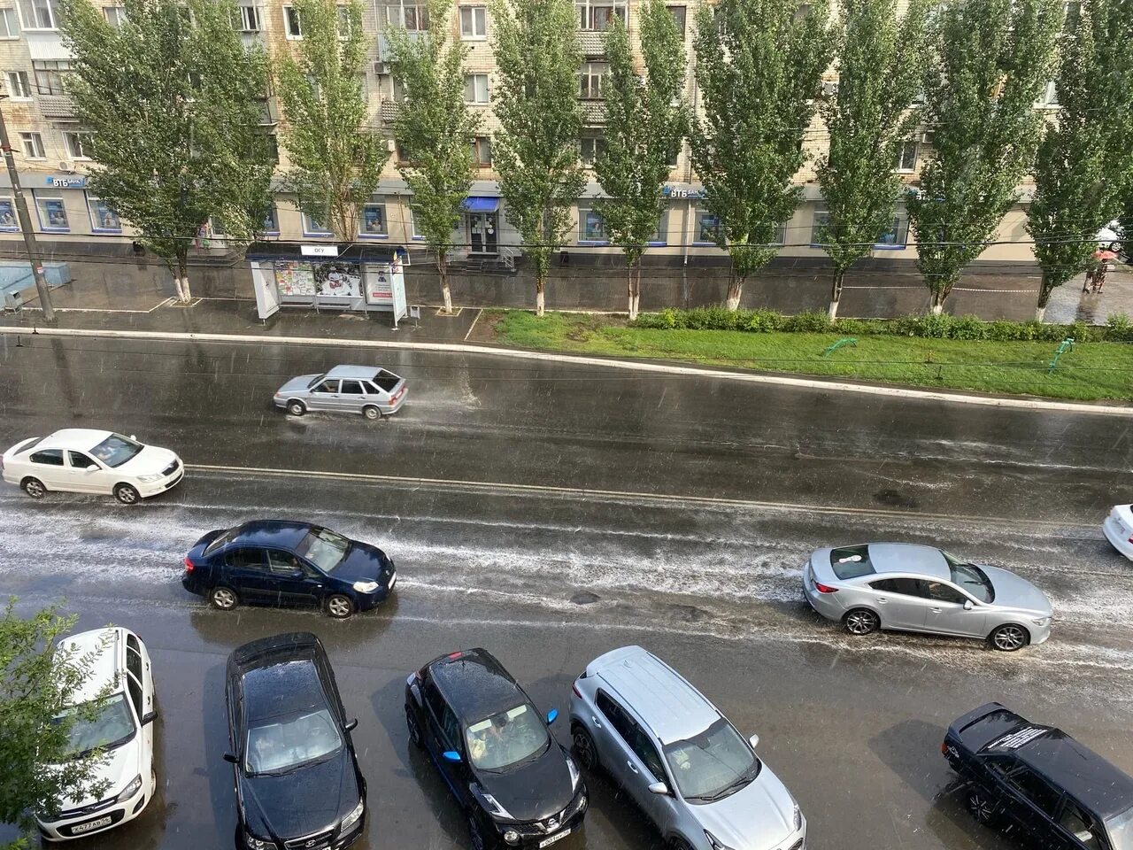 Обстановка в оренбурге сейчас. Оренбург дождь. В Оренбурге сейчас дождь. Набережная Оренбург дождь. Дождь в Оренбурге фото.