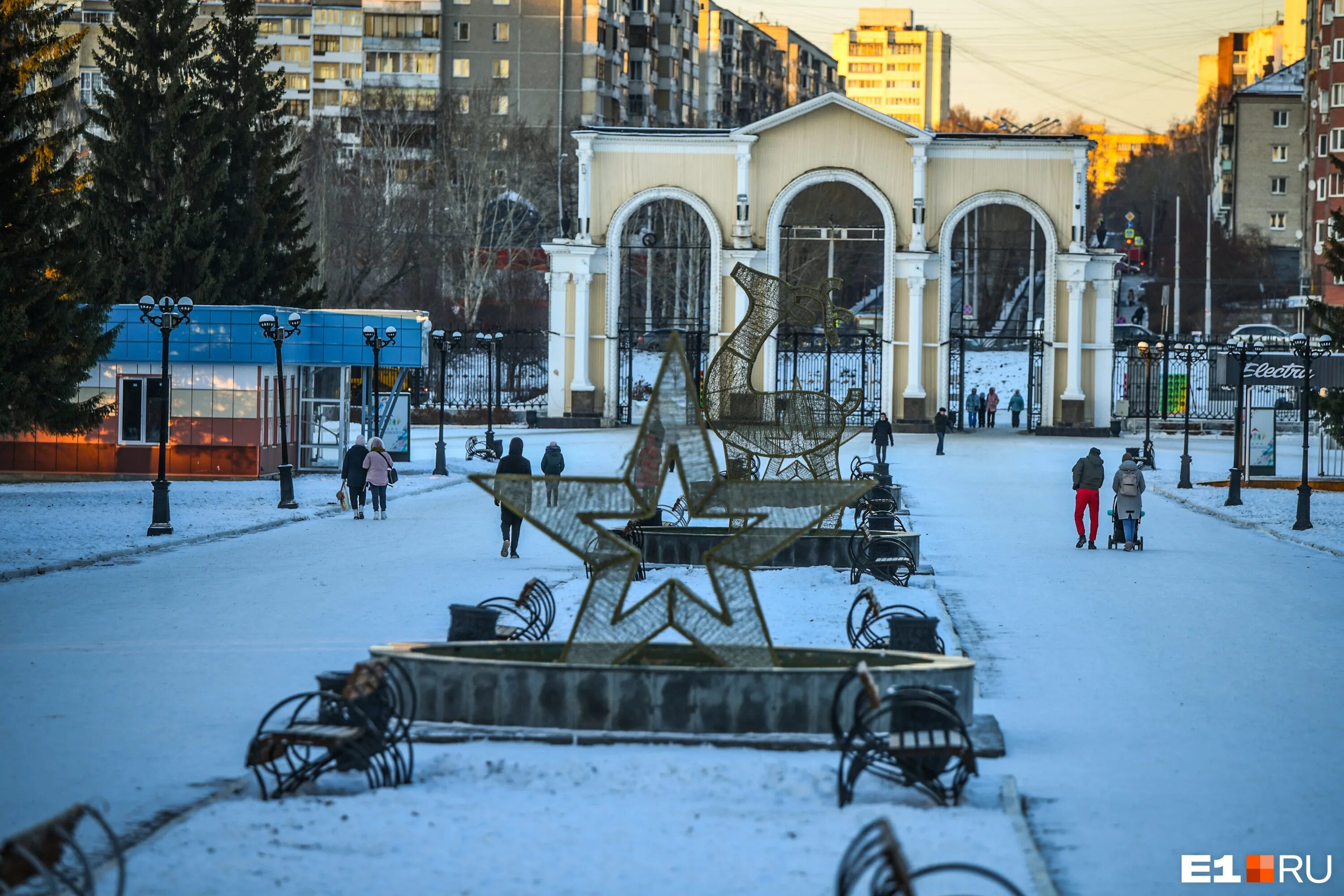 Екатеринбург парки зимой. Парк Маяковского ЕКБ зимой. Парк Маяковского Екатеринбург зима. Парк в Екатеринбурге парк Маяковского. Парк Маяковского Екатеринбург зимой 2022.