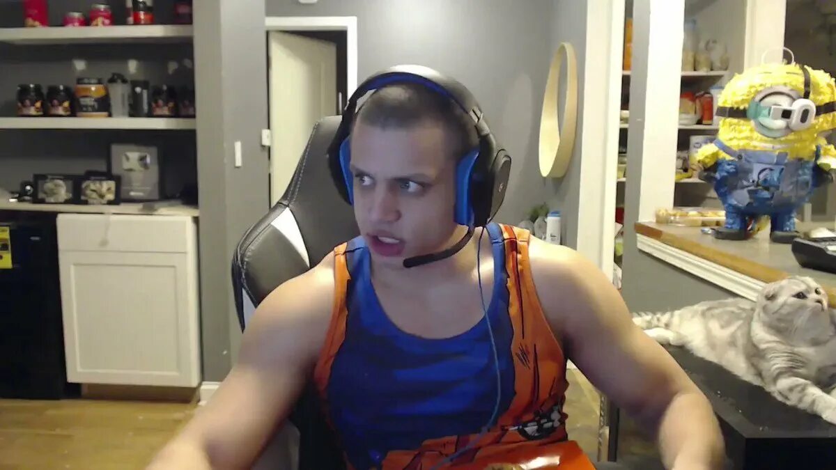 Стример ест. Лысый стример. vjlink tyler1 наушники. тиджей стример. лысый стример качок.