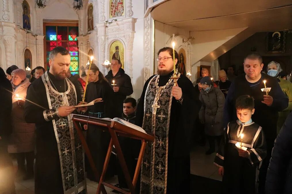 Повечерие с каноном андрея критского понедельник текст. Канон Андрея Критского в храме. Канон Андрея Критского богослужение. Канон Великого Андрея Критского в храме. Покаянный канон Андрея Критского богослужение.