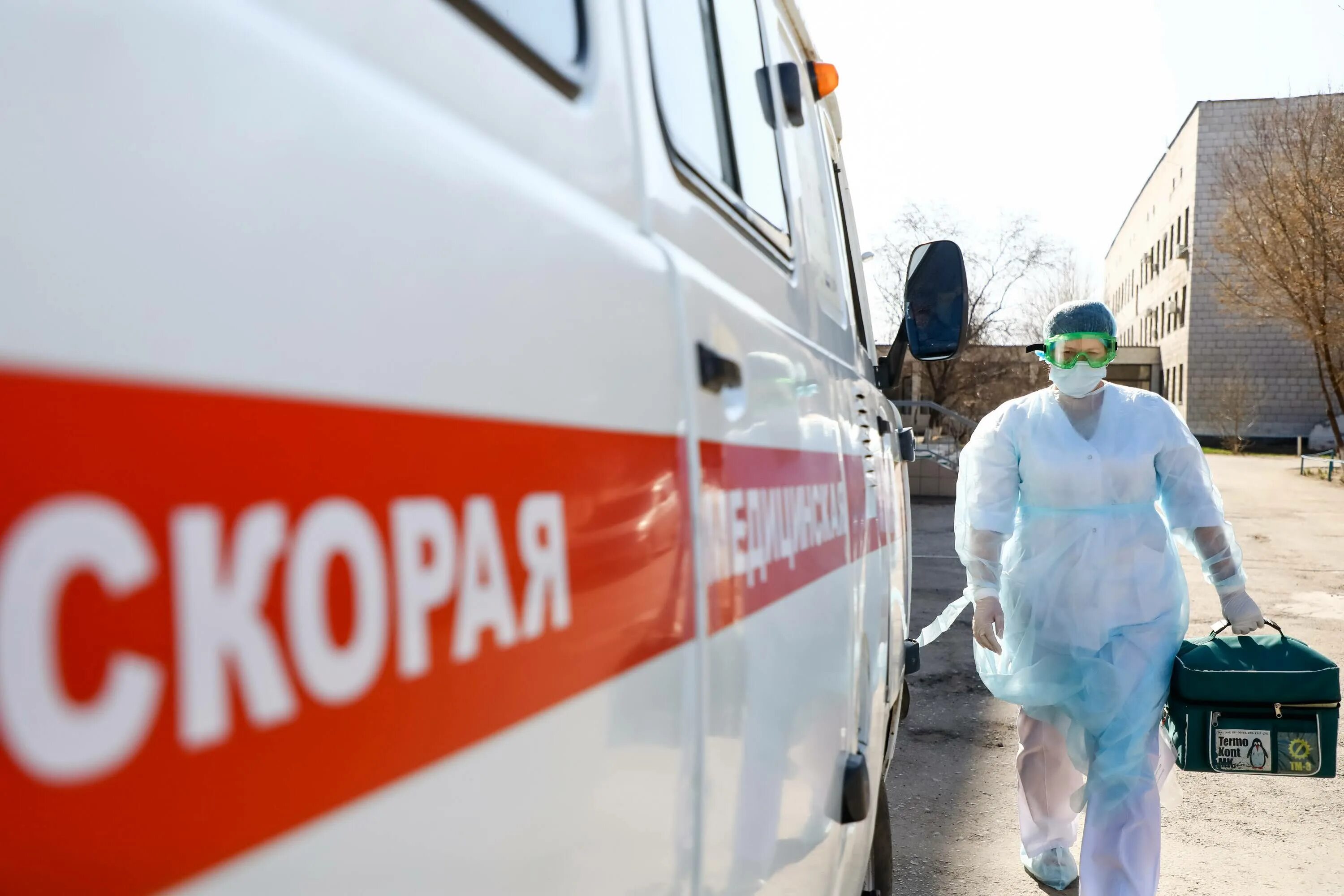 Вызов скорой помощи волгоград. Скорая волга у больницы. токсикология волгоград 25 больница. скорая помощь лето жара. погибшие на украине из фролово волгоградской области.
