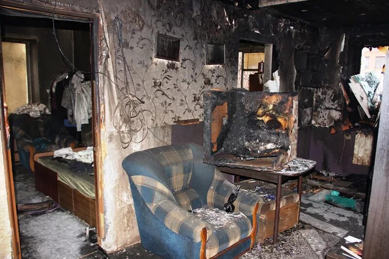 Сгоревшие вещи. Квартира после пожара. Комната после пожара.