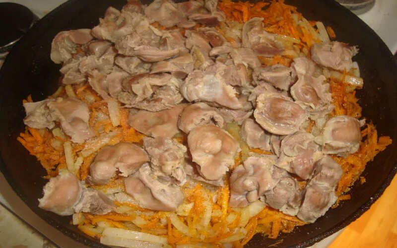 Как приготовить пупки куриные быстро. Блюда из куриных желудков. желудочки куриные. пупки тушеные. блюдо пупки куриные.