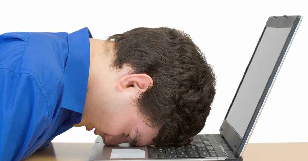 Интернет устал. Человек за компьютером. Клавиатурой по голове. Человек ломает компьютер. Лицом в клавиатуру.