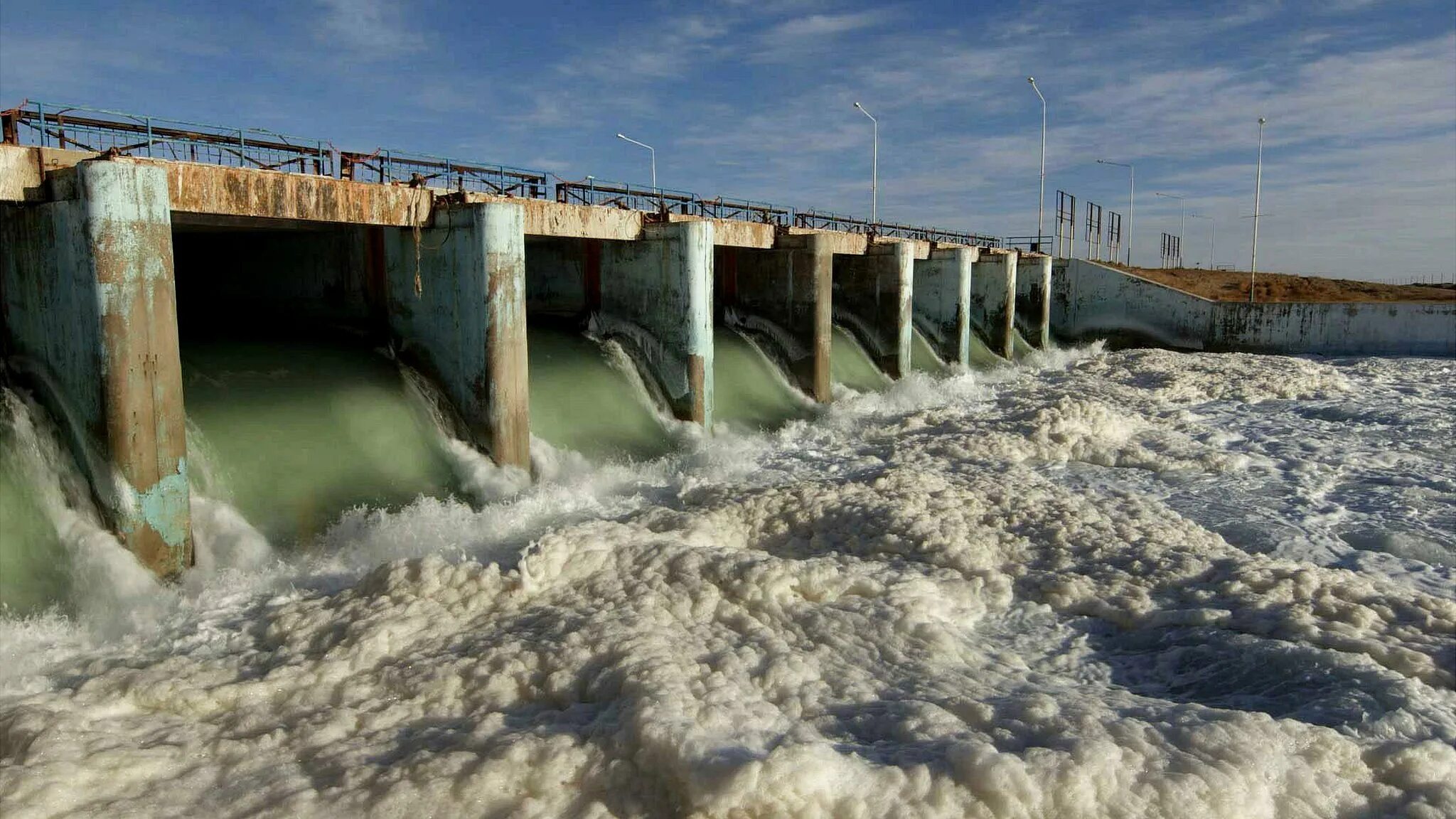 Сергеевское водохранилище казахстан 2024. Шардаринское водохранилище плотина. Кокаральская плотина в Казахстане. Малый Арал дамба. Аральское море плотина.