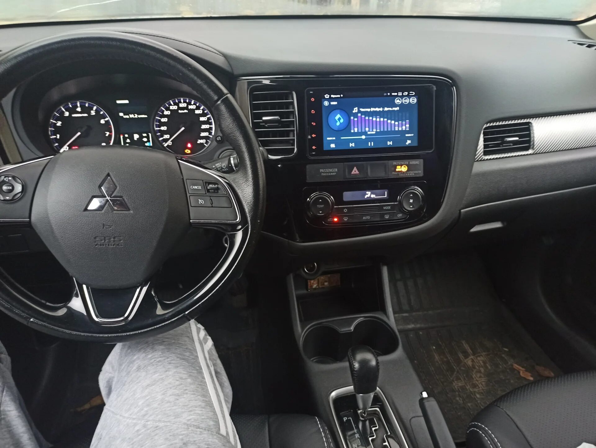 Автомагнитола аутлендер. Mitsubishi Outlander 3 магнитола Android. Mitsubishi Outlander 2014 магнитола. Мицубиси Аутлендер 2015 года магнитола. Аутлендер 2015 штатная магнитола.