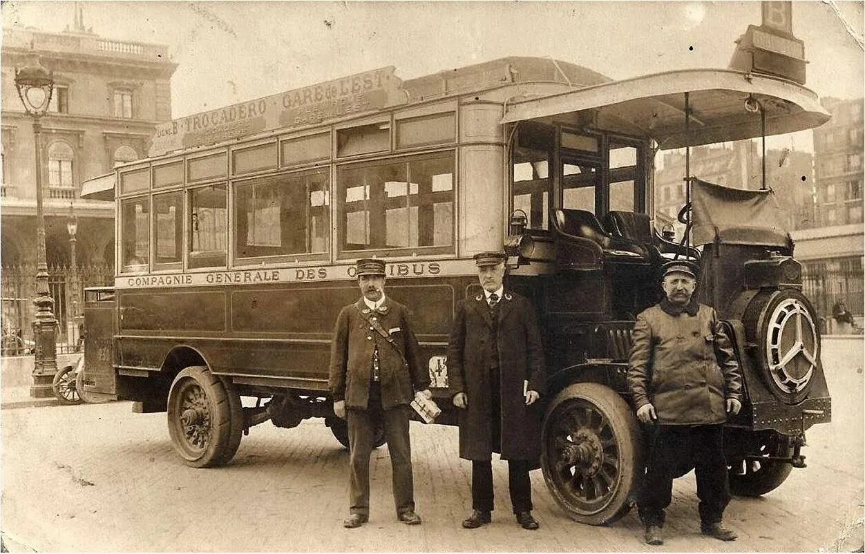 Первый автобус Омнибус. Омнибус транспорт 19 века. Старинный паровой Омнибус. Первый общественный транспорт. Первые автобусы в россии