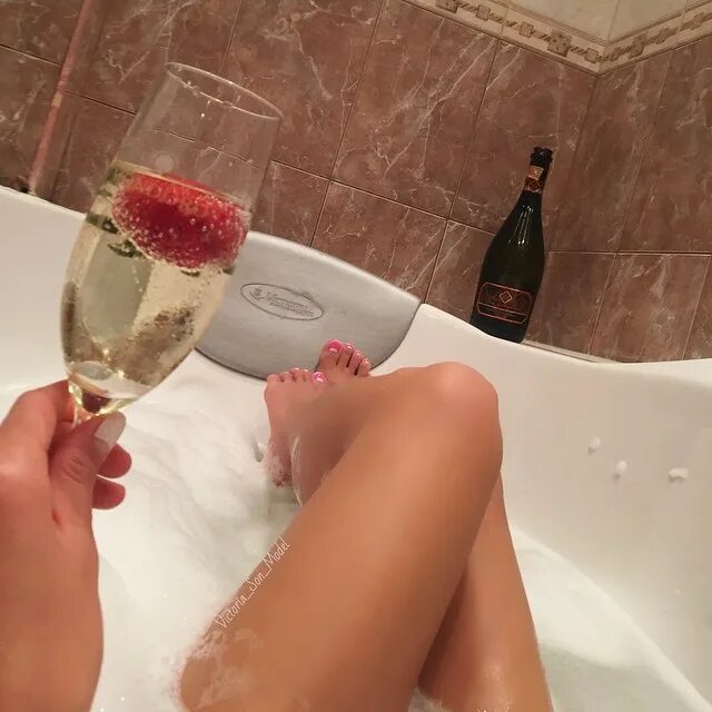 Ванна с шампанским. Шампанское в ванной. Ноги в ванной с бокалом. В ванной с шампанским.