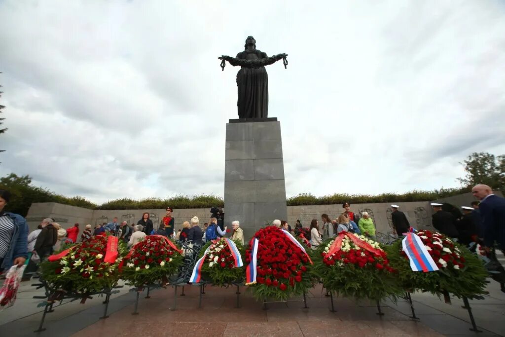серафимовское кладбище мемориал. ленинград пискаревское мемориальное кладбище. мемориал в питере жертвам блокады ленинграда. ленинград пискаревское мемориальное кладбище. мемориал в питере жертвам блокады ленинграда.