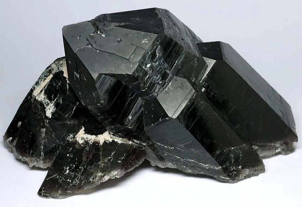 Черный кристалл какой цвет. Морион черный кварц. Морион (минерал). Морион минерал чёрный кварц. Камень черный кварц Морион.