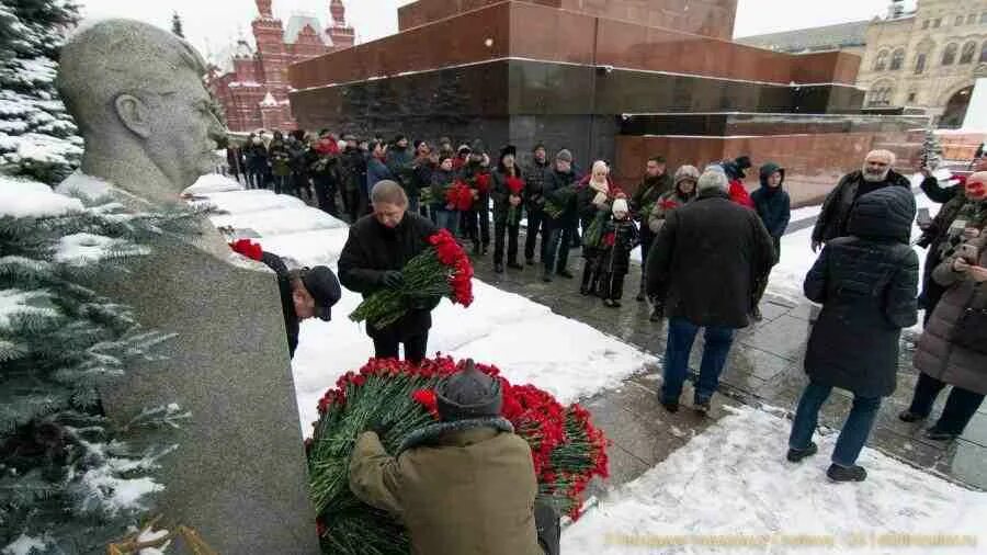 At the Kremlin Wall Necropolis. Wwii history, Joseph stalin, History