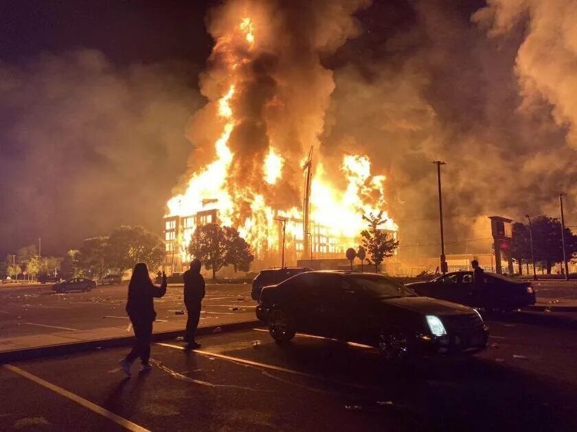 Город после пожара. Сожгли полицейский участок в Миннеаполисе. Миннеаполис горящий полицейский участок. Погромы в Лос Анджелесе 2020. Массовые беспорядки в США 2020.