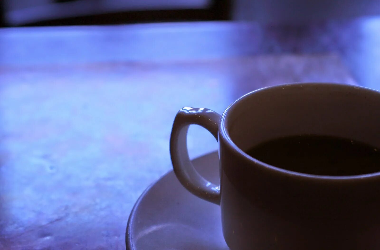 чай остыл. кофе в одиночестве. остывший чай. остывший чай. кофе стынет.