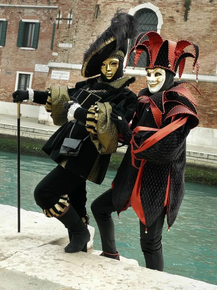 Венеция карнавал шут. Шут маскарад. Шут маскарад. Венецианский карнавал маски. Образ коломбина венеция италия.