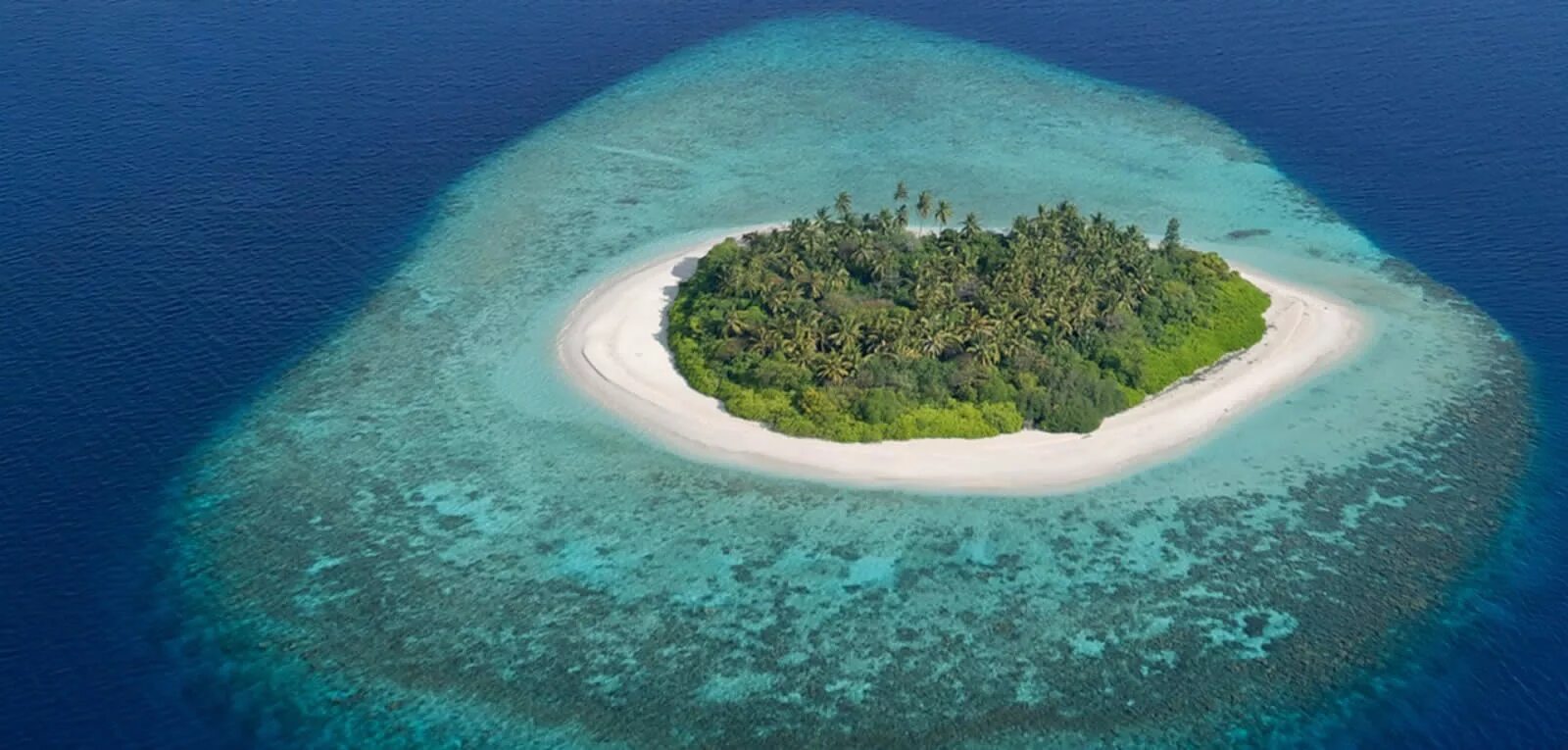 Остров человек в океане. Остров Нукудрау Фиджи. Остров морская Чапура. Мальдивы необитаемые острова. Остров Робинзона Мальдивы.