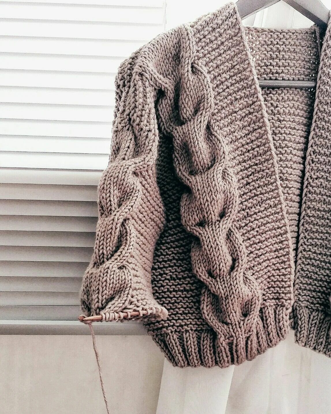 Кардиган с косами. Вязаный кардиган спицами. Кардиган вязаный. Кардиган с косами спицами. Кардиган с косами.