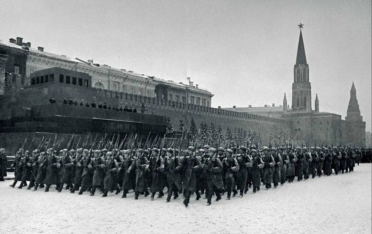 Парад на красной площади 1941 битва за Москву. Парад 7 ноября 1941. Военный парад 7 ноября 1941 года в Москве на красной площади. Парад на красной площади 7 ноября 1941.