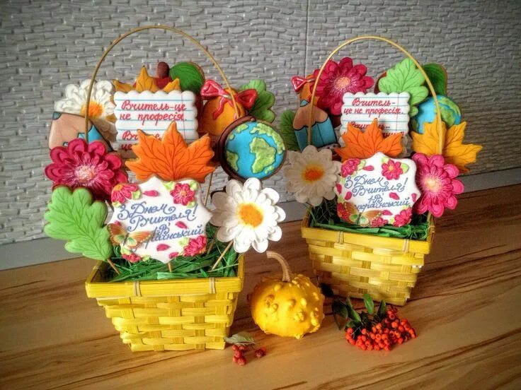 Необычный подарок воспитателю. Сладкие подарки для воспитателя детского сада. Что подарить в садик на 1 сентября. Подарочные коробки к 1 сентября. Подарок воспитателю детского сада.