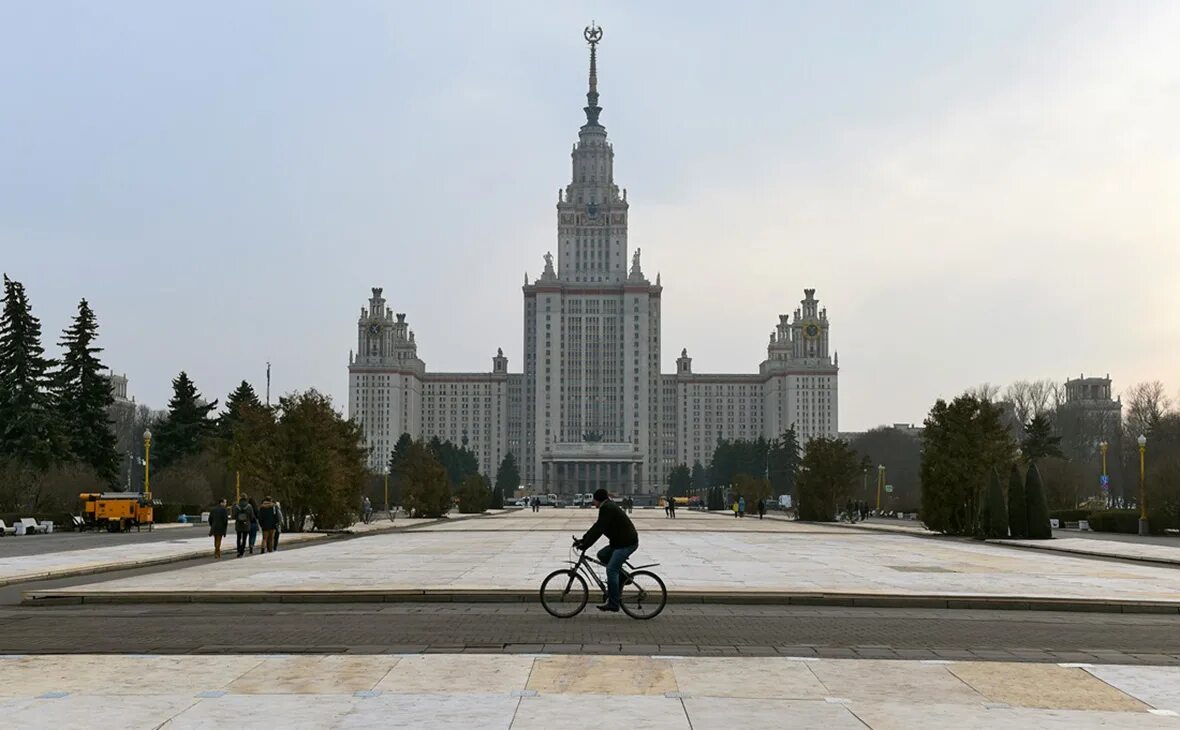 Цифровой мгу. МГУ Руднев. Руднев Лев Владимирович здание МГУ. Главное здание МГУ. БРИКС университет в России здание.