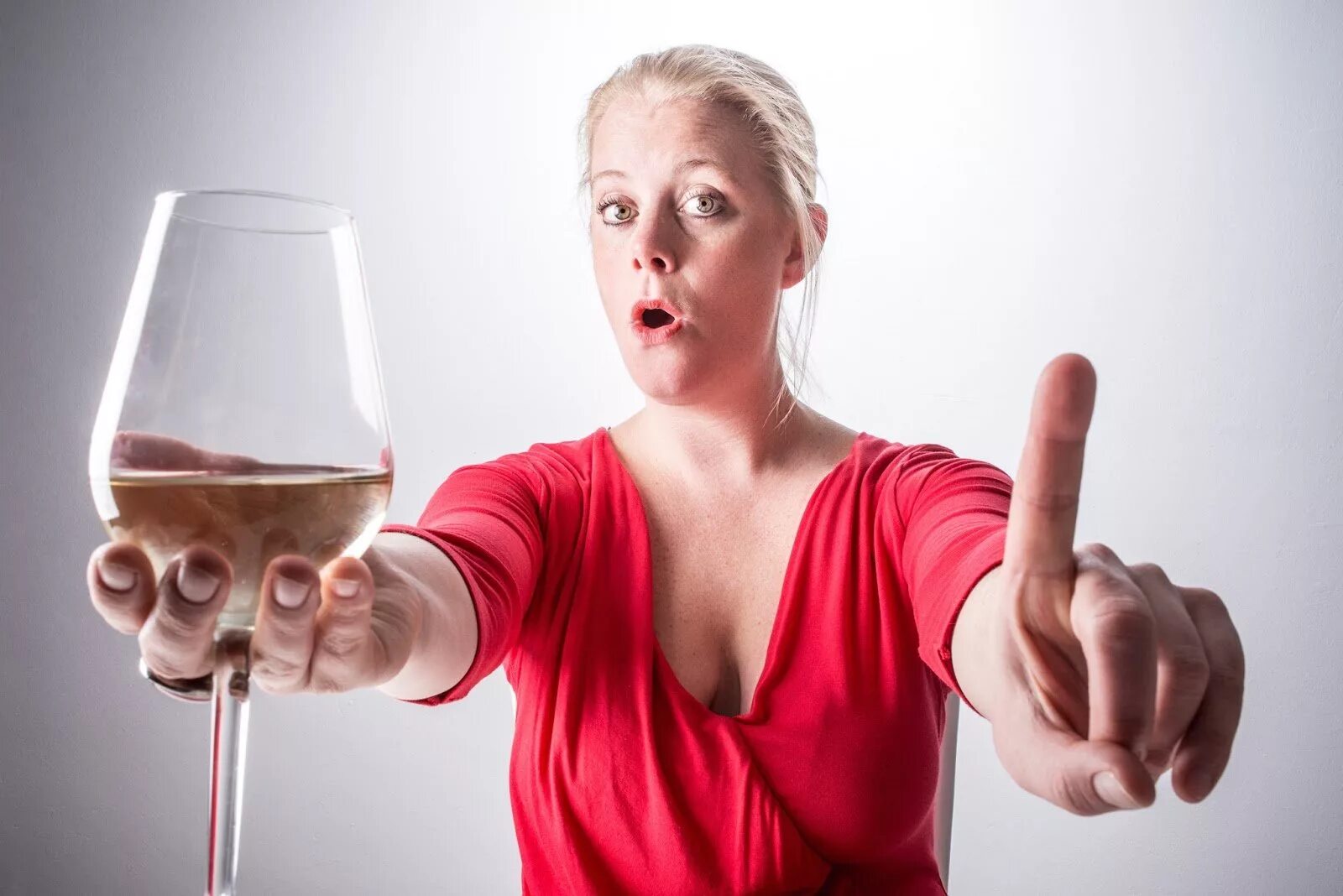 Почему жена пьет. Пьющая женщина. Не пить алкоголь. Алкоголь картинки.
