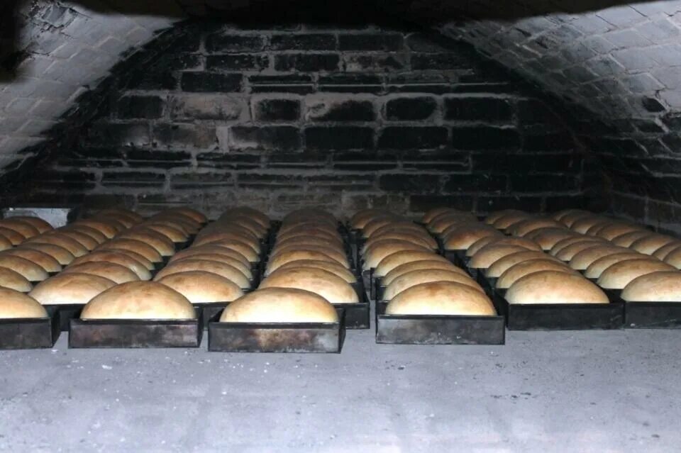 Печь хлеб в форме. Хлеб в печи. Хлебные печи для пекарни. Печь каменная для выпечки хлеба. Формы для выпечки хлеба в пекарне.