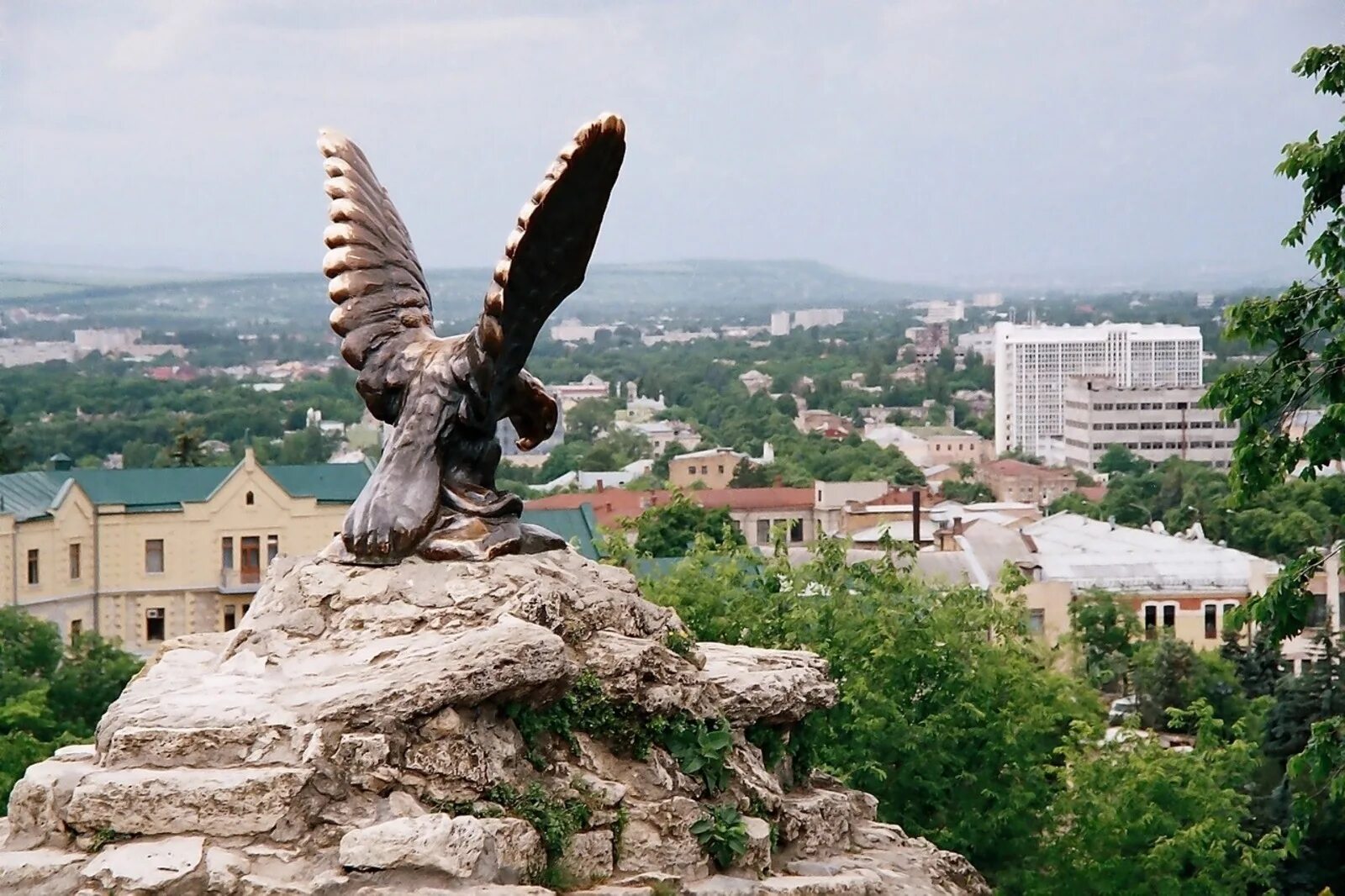 Орел машук. Пятигорск орел памятник. орел в городе пятигорске. символ пятигорска орел.