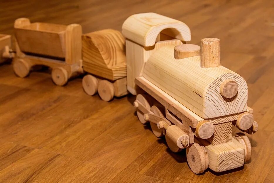 Деревянные игрушки. Деревянный паровоз. Деревянная игрушка паровоз. Паровоз из дерева.