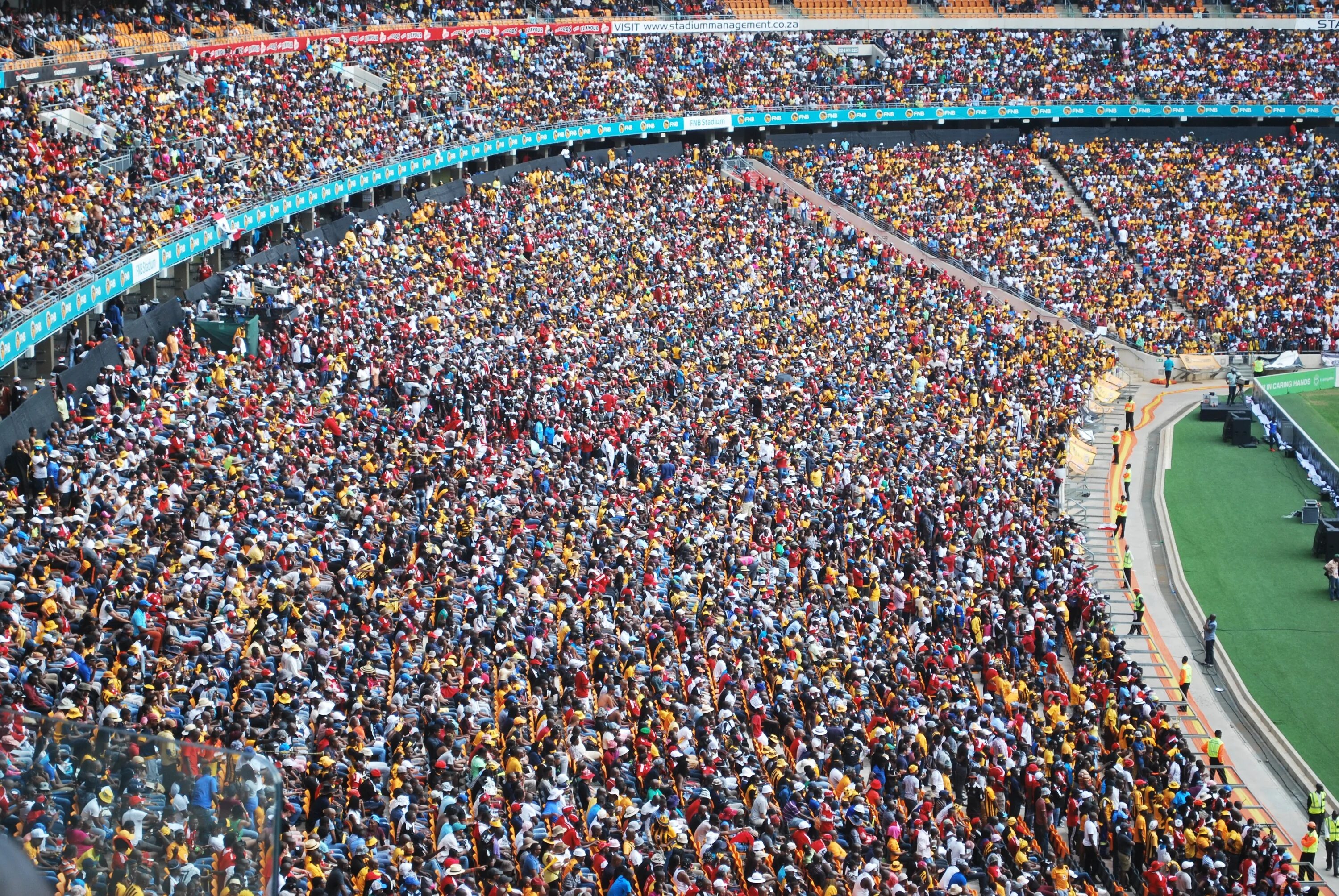 Толпа людей на стадионе. Полный стадион. Стадион полный людей. Трибуны стадиона с людьми. Стадион народов