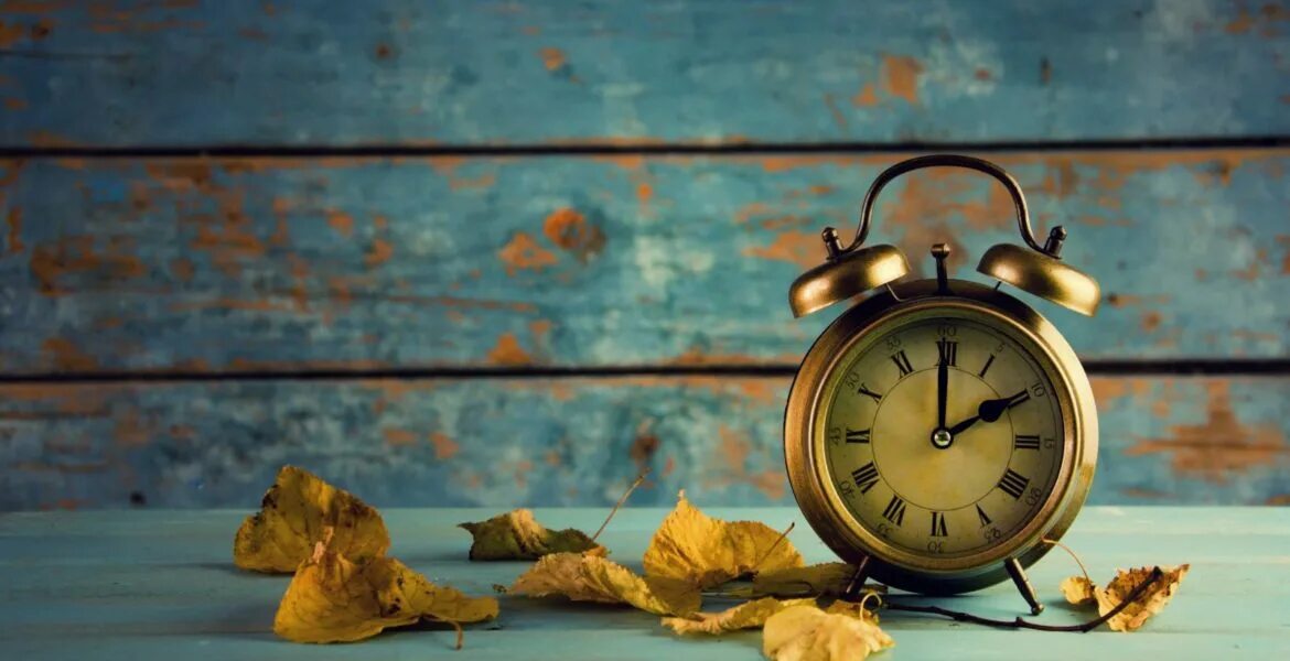 Часы осень. Часы фон. Часы в осенней листве. Осень часы фон.