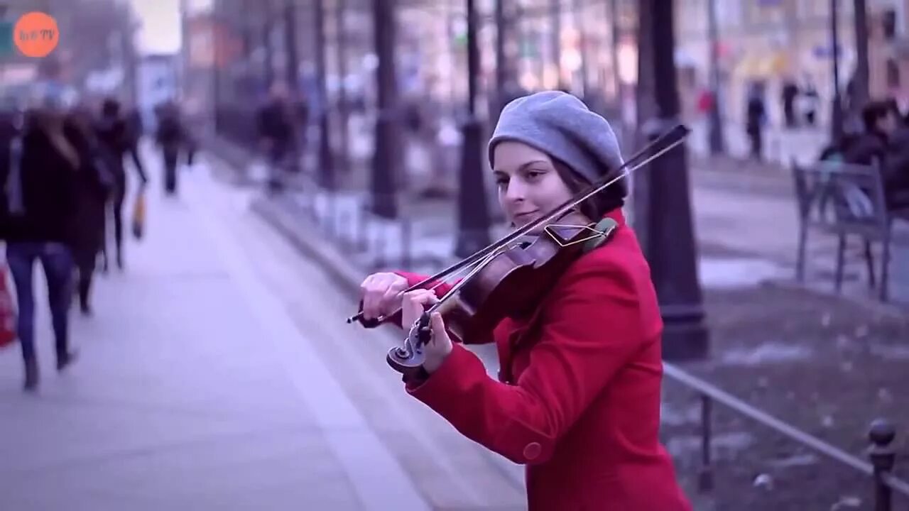Уличный скрипач. Музыканты на улице. Уличные музыканты. Тревожная скрипка