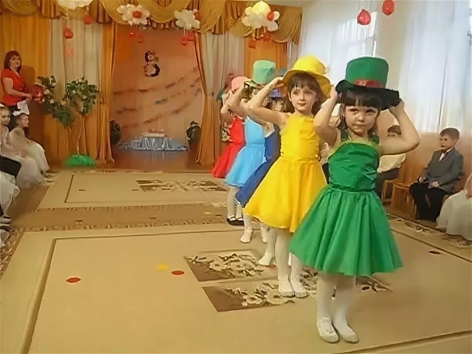 Танец шляпа видео. Шляпка для танца. Танец со шляпами в детском саду. Танец со шляпка и в детском саду. Шляпки для танцев для детей.