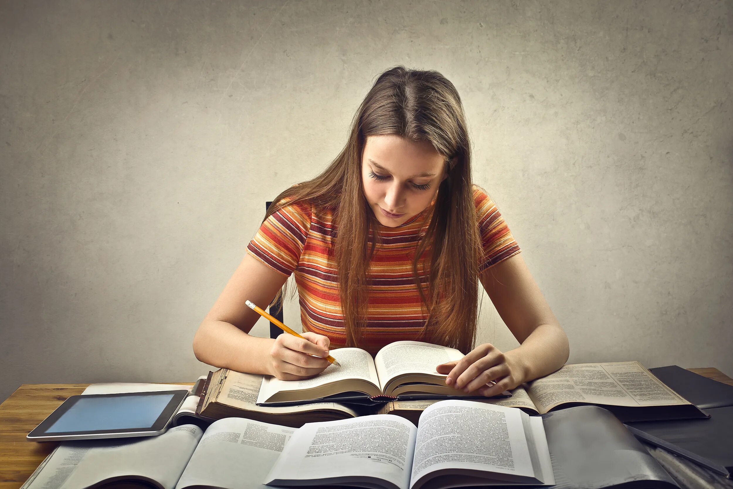 She study for her exams. Девушка за уроками. Человек усердно учится. Усердная учеба. Усердный ученик.