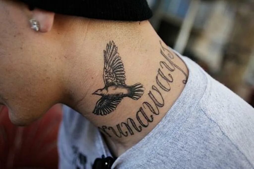 Надписи на шею мужские. Татуировки на шее. Тату на шее мужские. Красивые Татуировки на шее мужские.