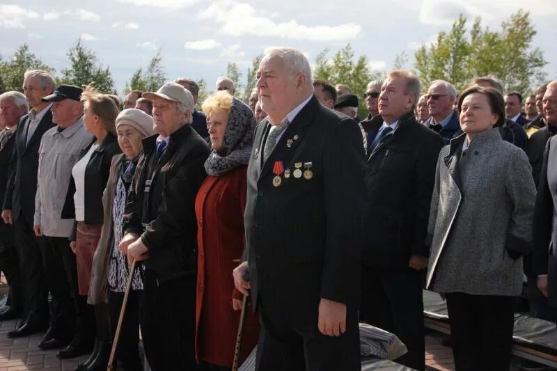 Первопроходцы самотлора. Нижневартовск алеша памятник покорителям самотлора. Новости самотлора нижневартовска. Самотлор 1 нижневартовск 2014 футбол. Забег с препятствиями.