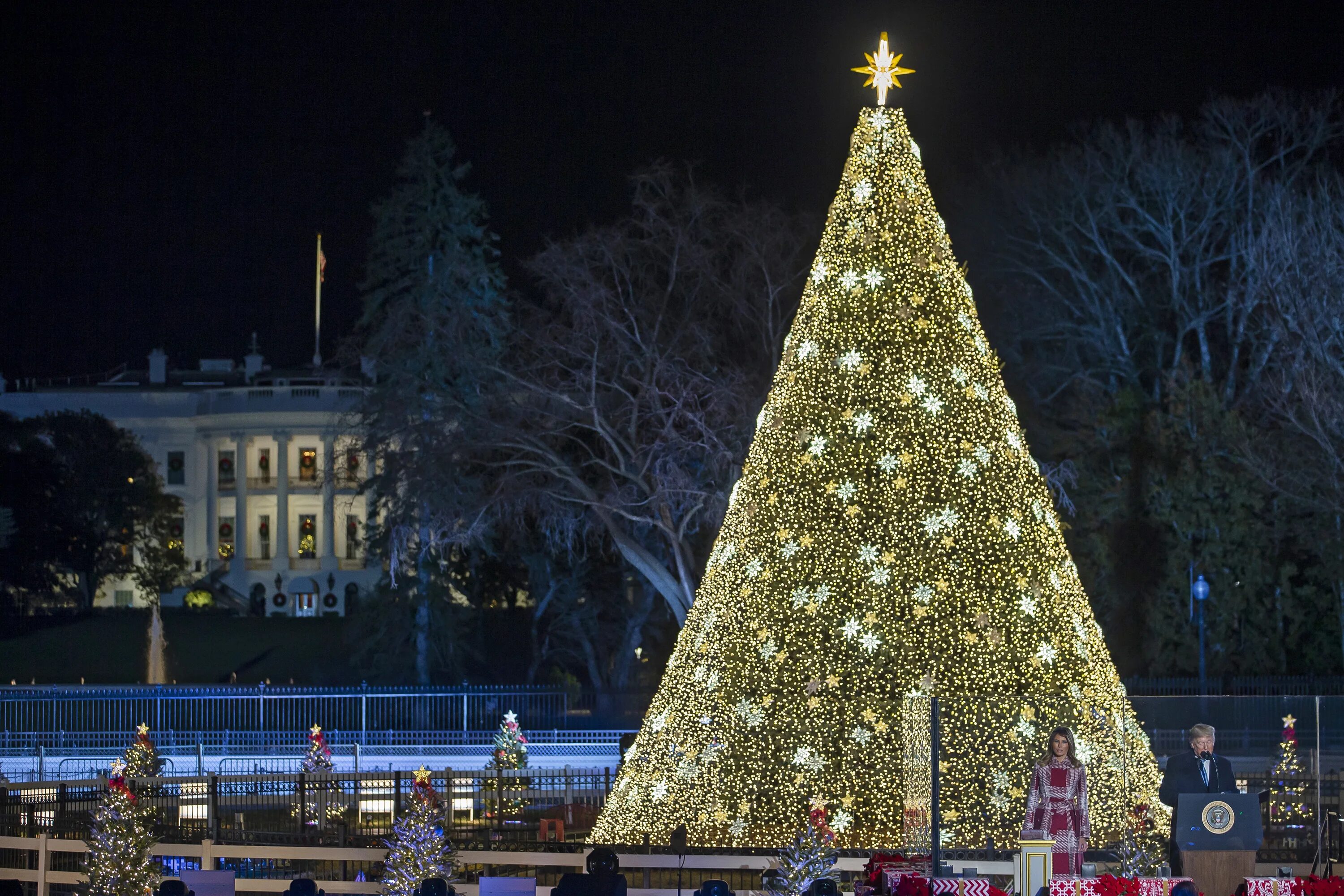 Наряжаем елку. Елка лучшее 2018. Высокая елка. Уфа ледяные горки. Уфа ледяные горки.