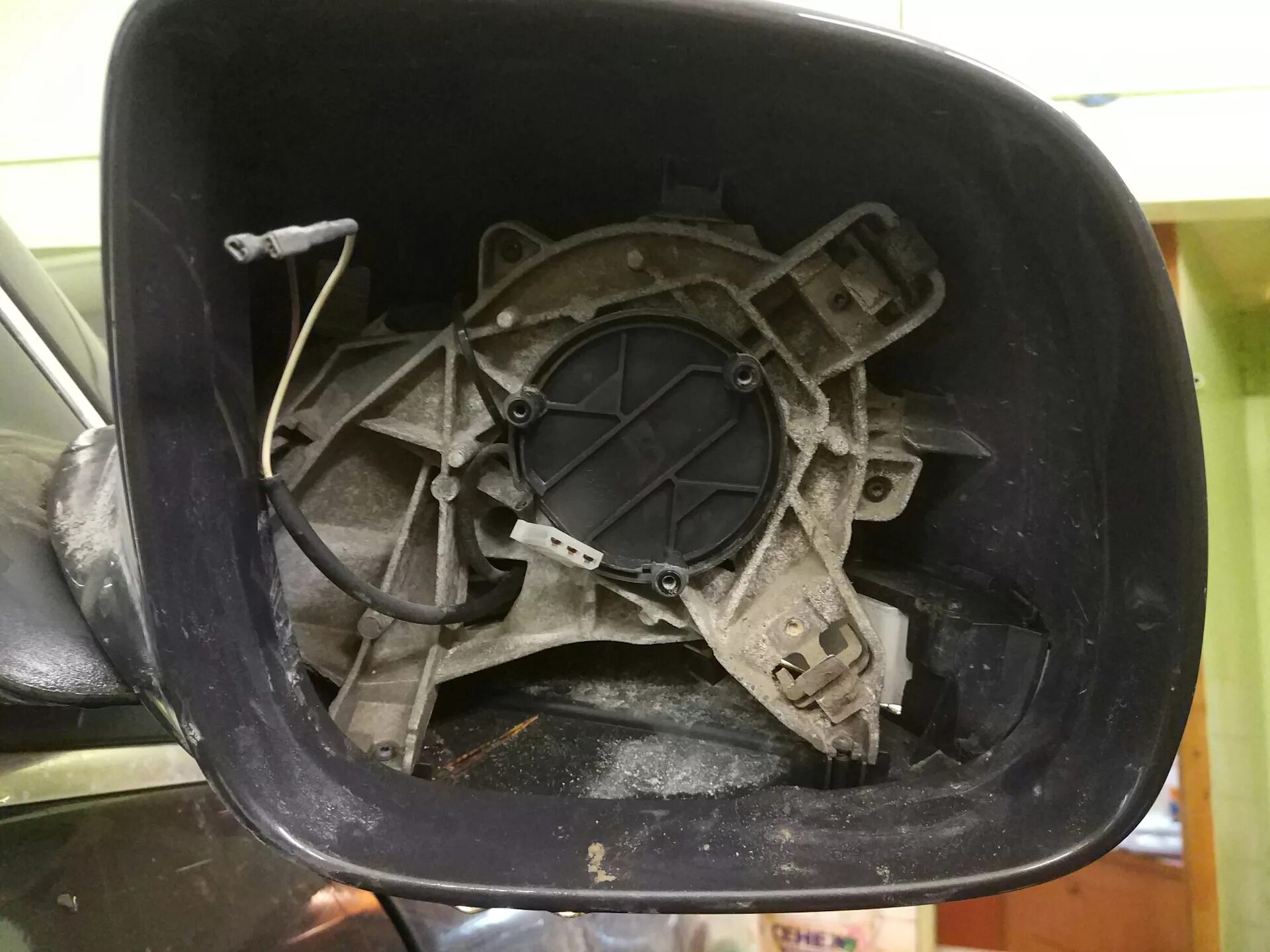 Замена повторителя поворота в зеркале - Volkswagen Passat B5, 1,8 л, 2004 года с