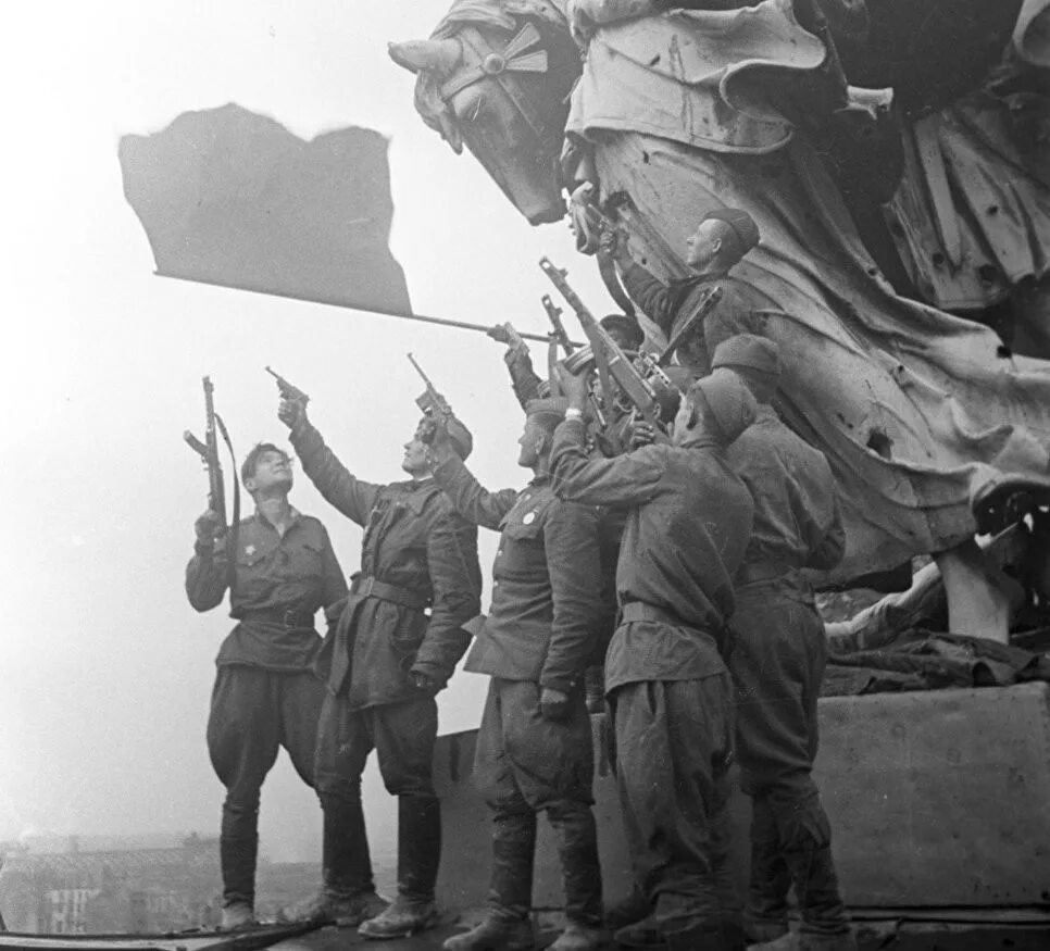 Фото великой победы 1941 1945. Рейхстаг 1945 победа. Солдаты у Рейхстага 1945. Знамя Победы над Рейхстагом. Берлин 1945 Рейхстаг Знамя Победы.