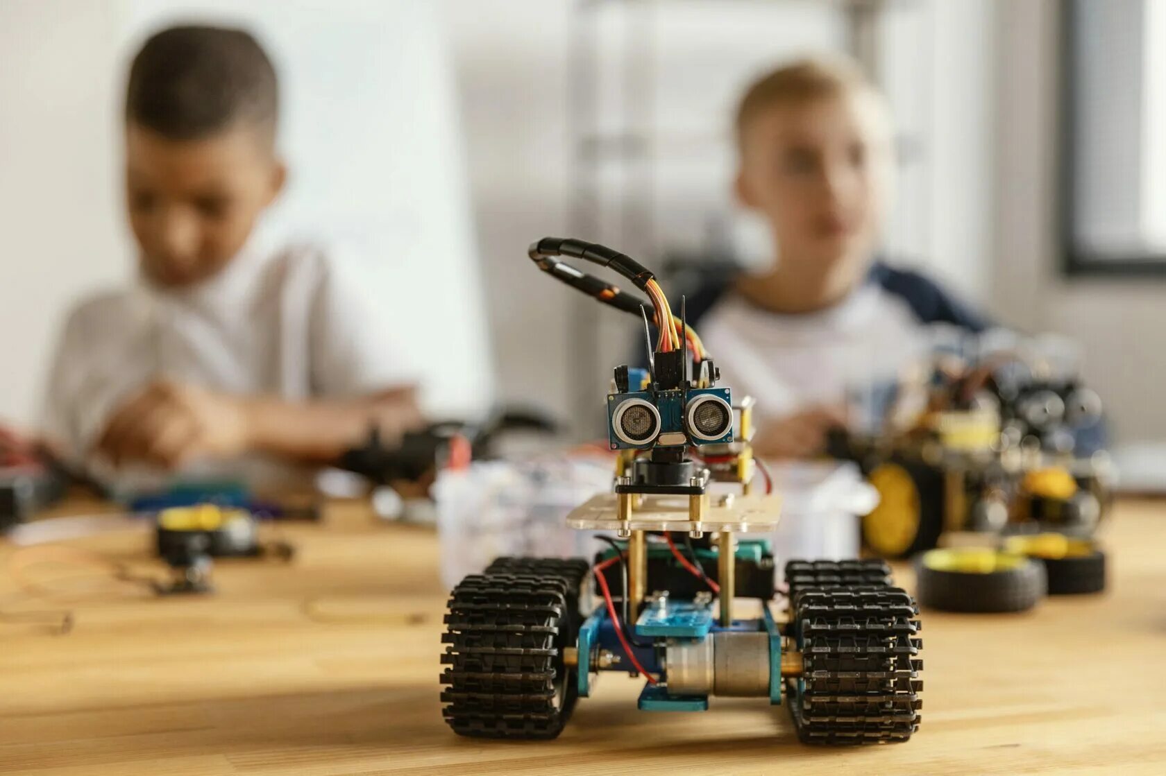 Робототехника для детей. Конструктор робототехника для детей. Роботостроение для детей. Кружок робототехники. Что делает робототехник