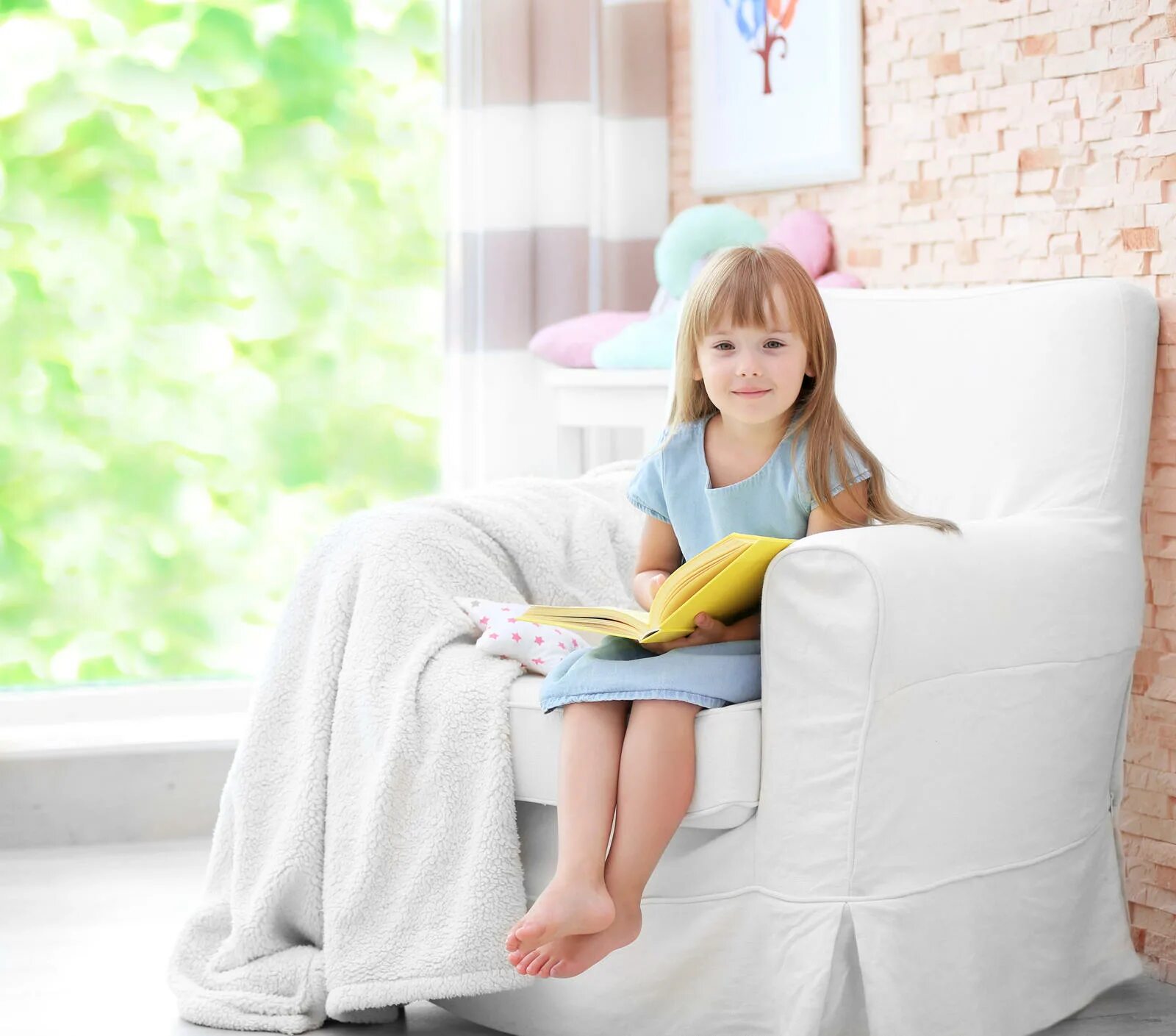 Видео как девочка сидит. Дети читают в парке. Подросток сидит на скамейке. Видео как девочка сидит. Видео как девочка сидит.