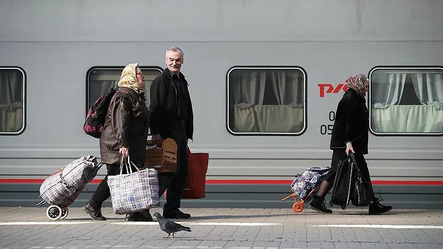 Пенсионеры в электричке. Пенсионеры в поезде. Пенсионеры путешествуют на поезде. Пенсионеры РЖД. Купить льготный на электричку