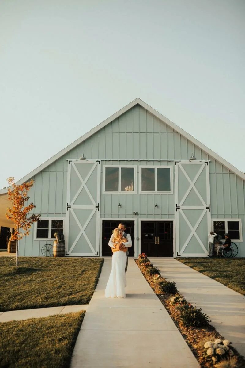 Эшли брукс. Barn Wedding Indiana.