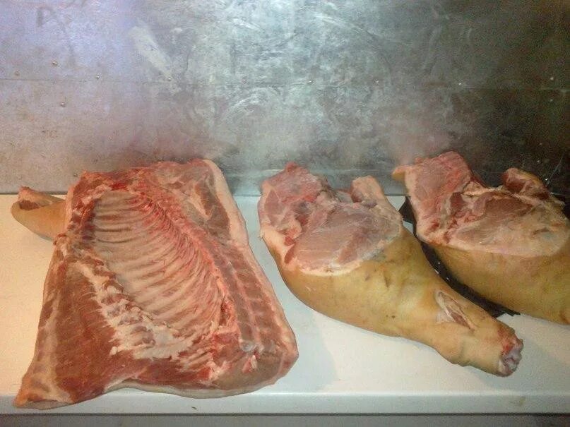 Мясо домашних свиней. Мясо свинины четвертинками.