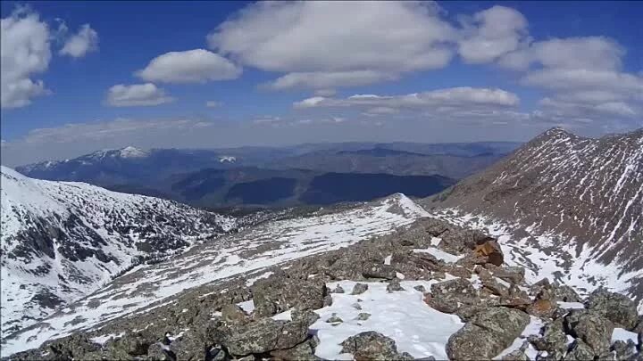 Видео саян. Саяны Борус сторожка. Гостиница Борус Хакасия. Озеро чертов след на горе Борус. Дом отдыха на Борус Хакасия.